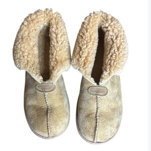 Ugg sheepskin lined slippers Men’s Size 9 = Women’s Size 10